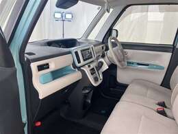 【まるまるクリーニング】内装工程では、中古車を気持ちよくお乗りいただけるよう清掃しております。シートの洗浄はもちろん、ニオイの元となるフロアカーペットまで洗浄・消臭を実施。