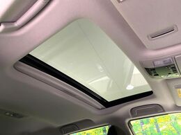 【サンルーフ】開放感たっぷりの希少装備、サンルーフが装着されています！車内に明かりを取り入れたり景色を楽しむ以外にも、車内の空気も簡単に換気できて快適です！