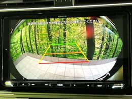 【バックカメラ】駐車時に後方がリアルタイム映像で確認できます。大型商業施設や立体駐車場での駐車時や、夜間のバック時に大活躍！運転スキルに関わらず、今や必須となった装備のひとつです！