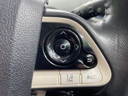 【レーントレーシングアシスト】高速道路走行時、車線からはみ出しそうになるとレーンの中央を走るようにステアリング操作をアシスト。より安全な運転をサポートしてくれます！