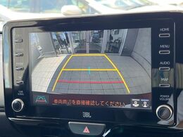【バックカメラ】駐車時に後方がリアルタイム映像で確認できます。大型商業施設や立体駐車場での駐車時や、夜間のバック時に大活躍！運転スキルに関わらず、今や必須となった装備のひとつです！