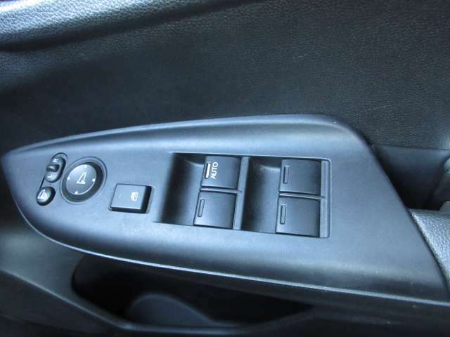 パワーウィンドウのスイッチ。運転席にいながら窓を開け閉めのコントロールできますよ。