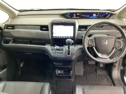 車内は光触媒抗菌消臭施工済です。スタイリッシュなデザインでスポーティなインパネ周りを演出します。グローブボックスやカップホルダーのほかにトレーなどたくさんの収納スペースが付いています。