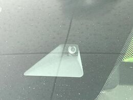 【インテリジェントエマージェンシーブレーキ】フロントカメラで前方の車両や歩行者を検知。衝突しそうな時は衝突被害軽減ブレーキが作動、衝突回避をサポート。より安全にドライブをお楽しみいただけます。