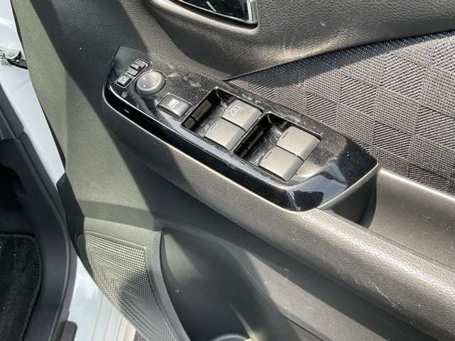 パワーウインドウ（運転席：ワンタッチ、キーオフ後作動、挟み込み防止機構付）です。