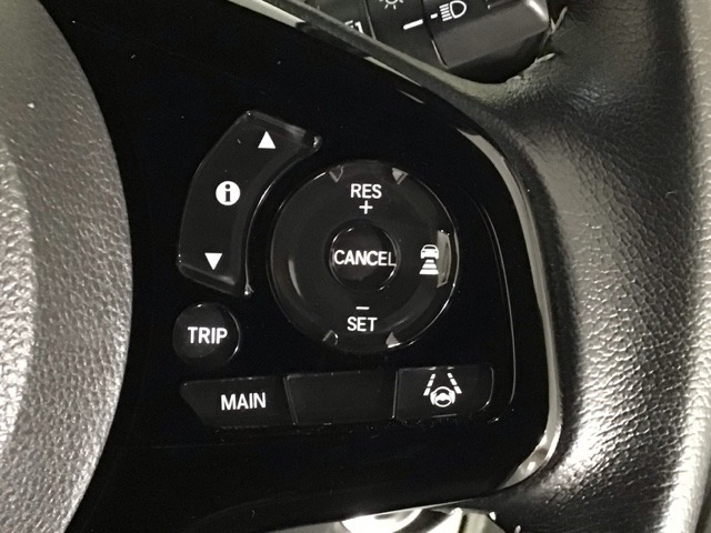 【アダプティブ・クルーズ・コントロール】予め設定した車速内でクルマが自動的に加減速。 前走車との適切な車間距離を維持しながら追従走行し、高速道路でのドライバーの疲労を軽減してくれる嬉しい機能付♪