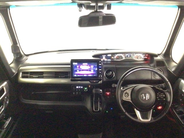 【前方視界】開放的な前方視界！運転がしやすく疲れにくいです♪窓が大きく、見通しがとっても良いおクルマですよ♪