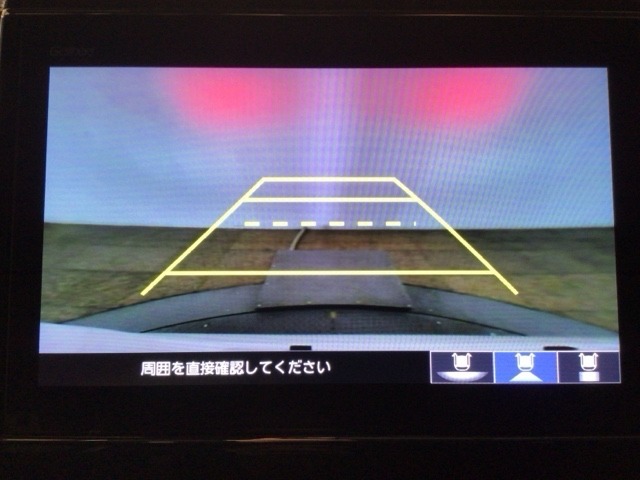 【バックカメラ】運転が苦手な方も車庫入れラクラクです！ギアをリバースに入れれば自動的に切り換わりますので、面倒な操作は不要です♪狭い駐車場もお車を傷つけず安心ですね！