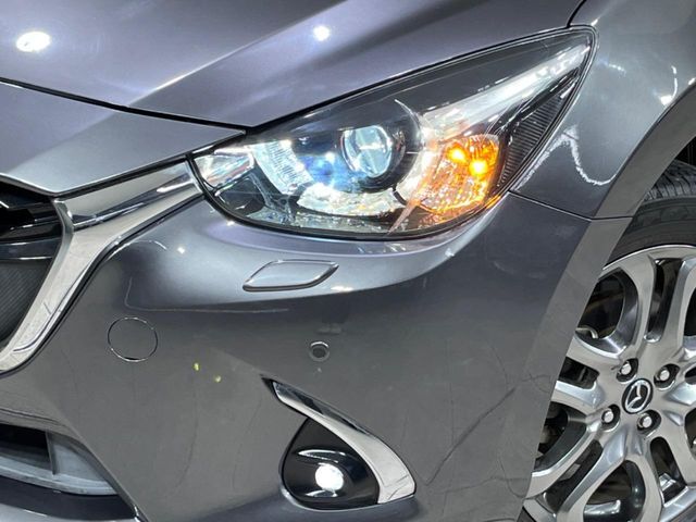 【LEDヘッドライト】悪天候や夜間走行時も良好な視界を確保し安心して運転できる高輝度LEDヘッドライトを装備！点灯速度が早く、消費電力も抑えられています。