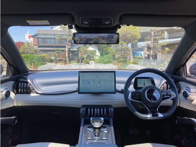 しっかりとデザインされた使いやすいインパネです！どこかのメーカーぽいですよね！！そうなんです！内装のチーフデザイナーは元ベンツなんです！！
