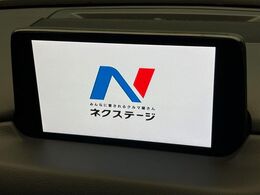 【8インチマツダコネクト】車内の雰囲気にマッチした大型のディスプレイ。スマホ接続でのナビ使用やBluetooth再生等、様々な機能が楽しめます。直感的なダイヤル操作が可能で、使い勝手も良好です。