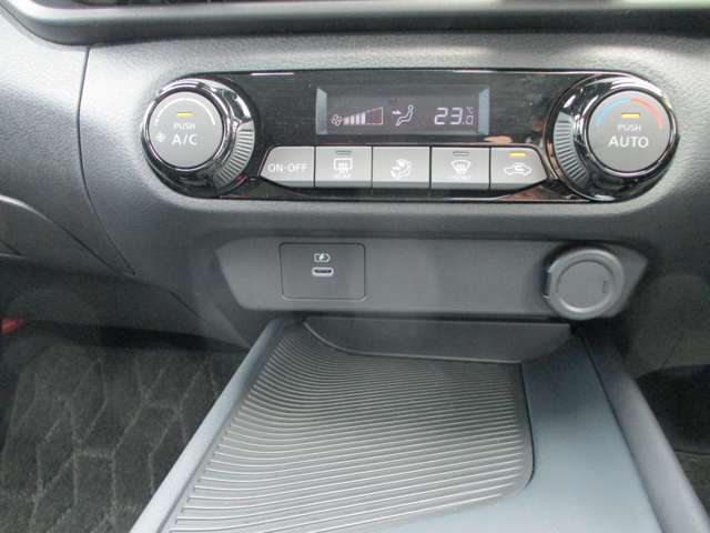 オートエアコンですので、車内を快適な空間に出来ます♪