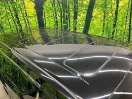 【サンルーフ】開放感たっぷりの希少装備、サンルーフが装着されています！車内に明かりを取り入れたり景色を楽しむ以外にも、車内の空気も簡単に換気できて快適です！