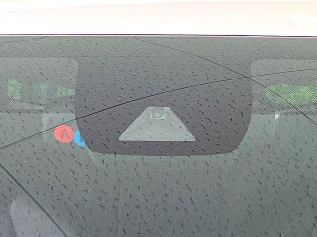 【トヨタセーフティセンス】走行中に前方の車両等を認識し、衝突しそうな時は警報とブレーキで衝突回避と被害軽減をアシスト。より安全にドライブをお楽しみいただけます。