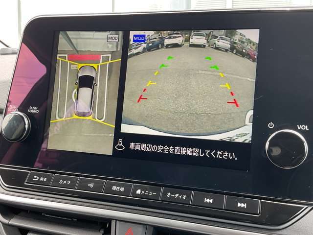 まるで真上から見ているような、視認性の良いアラウンドビューモニターです。駐車が苦手な方でもこれでらくらく駐車できますよ。