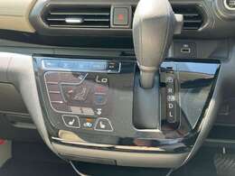 シフトレバーの操作も簡単で、エアコンもタッチパネル式で使いやすい！冬に嬉しいシートヒーター付き！