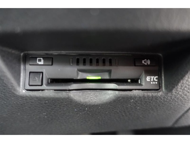 ピッタリ収まるビルトインタイプのETC！今では高速道路の必需品で、渋滞知らずで割引も利いて、一石二鳥ですよ♪（＾＾）