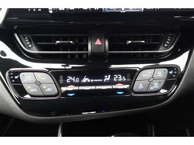 エアコンはオートタイプが装着済みです！オートモードにしておけば、車内温度を設定するだけで風の料や吹き出し口の切り替えを機械が行ってくれます！一年中快適な環境を作れますよ♪