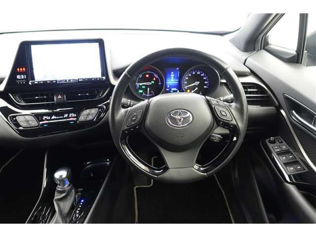 スタイリッシュなインパネ周りです！運転の際、常に目にする部分は、シックにまとめた飽きの来ないデザインが人気です！