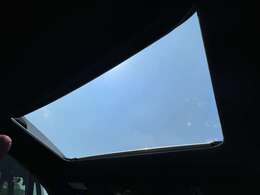 【ムーンルーフ】天井から太陽の穏やかな光や爽やかな風を取り込むことができる、トヨタの「サンルーフ」です！頭上のスイッチでムーンルーフを開閉することができます。