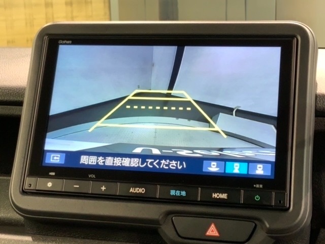 リバースギアに入れるだけで後方の表示へ切り替わります。夜間や雨の日の駐車も楽になりますよ。