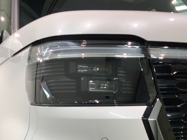 LEDヘッドライトは、点灯の瞬間から最大光量を発揮し、突然暗くなるトンネルなどでの安定感を高めます。
