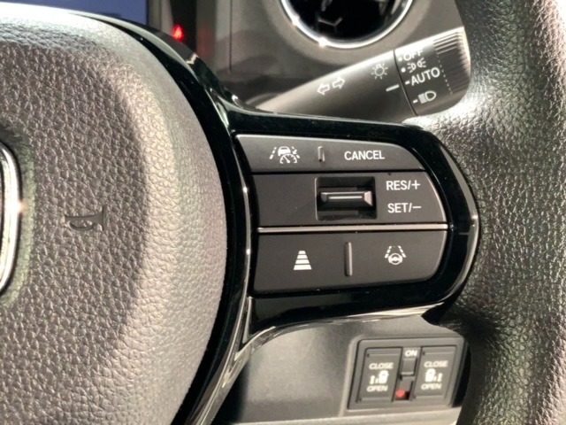 クルーズコントロールを装備しています。高速道路などで一定の速度で走ってくれるので運転が楽ですよ！速度を設定できますので、スピードの出しすぎにも注意できます。