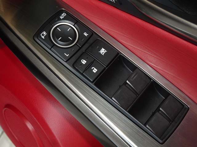 ドアハンドル付近にシートポジションのメモリースイッチが付いており、最大3パターンでシートポジションが記憶されます。