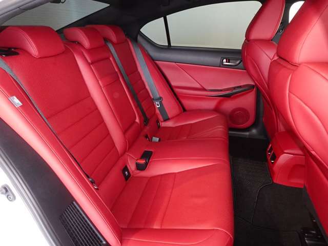 後部座席も気になるような汚れやへたり等、大きなダメージはなく、良好な状態です。