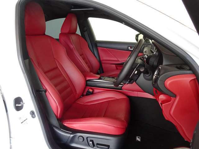 2年間無料で、所定のプログラムに基づく定期点検とメンテナンスを行います。レクサス車に精通したテクニカルスタッフがメンテナンスを実施。