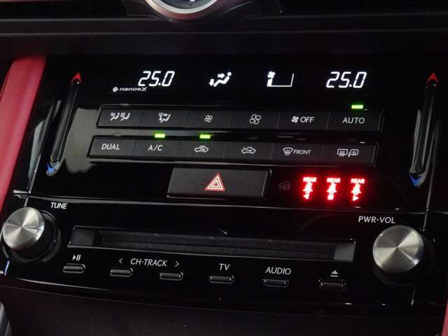 後方の安全確認が可能なデジタルインナーミラーがついております。鏡面ミラーモードからデジタルインナーミラーモードへは切替レバーで簡単に操作できます。