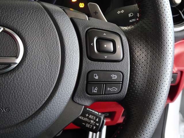 走行中も、ステアリングに付いているボタン一つで電話の対応が可能です。