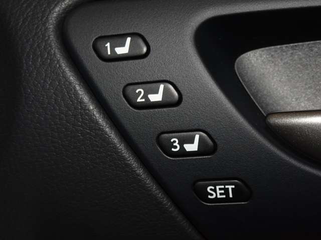 リクライニングやドアミラーをはじめとするドライビングポジションの調整がスイッチ操作ひとつで行えます。メモリーは3名分まで登録可能です。