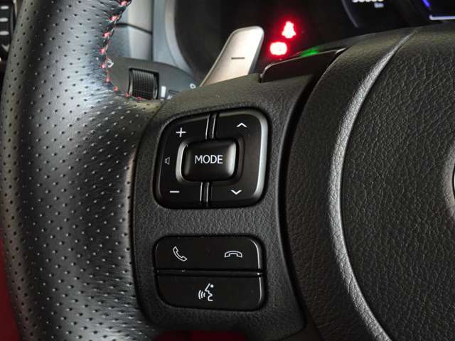 走行中も、ステアリングに付いているボタン一つで電話の対応が可能です。