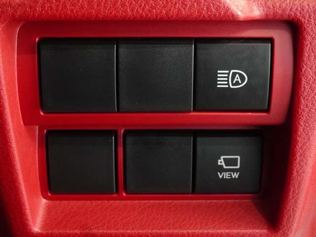 後方の安全確認が可能なデジタルインナーミラーがついております。鏡面ミラーモードからデジタルインナーミラーモードへは切替レバーで簡単に操作できます。