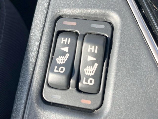 【前席シートヒーター】寒い日に重宝するシートヒーター！エアコンより早く温まってくれるので寒がりの人も安心ですね♪エアコンの温風は乾燥するから苦手、という方にもをおすすめです。
