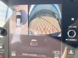 【デジタルマルチビューモニター】車のフロントやサイドのカメラ画像を同時にモニター表示することで、悪路や狭い道を走行時でも周囲の状況確認ができ安心！本格SUVにうれしい装備です♪