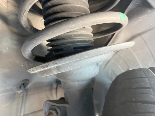 お車を安心してお乗りいただく為には、足回りの定期点検が欠かせません。サービスサポート（有償保証）では無料点検もご提供しており、安心のカーライフをお過ごしいただけるサポート体制が整っています。