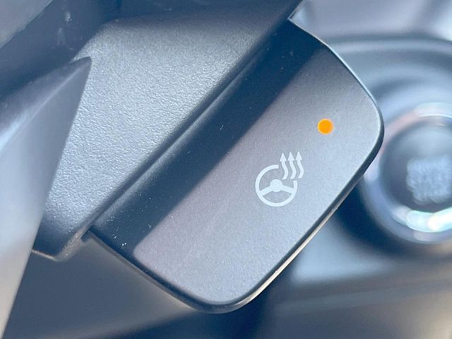 【ステアリングヒーター】冬場に冷たくなりやすい革巻きステアリングを、スイッチ一つで素早く適温に！エアコンよりも早く温まってくれるので、寒い日の運転も快適になりますね♪
