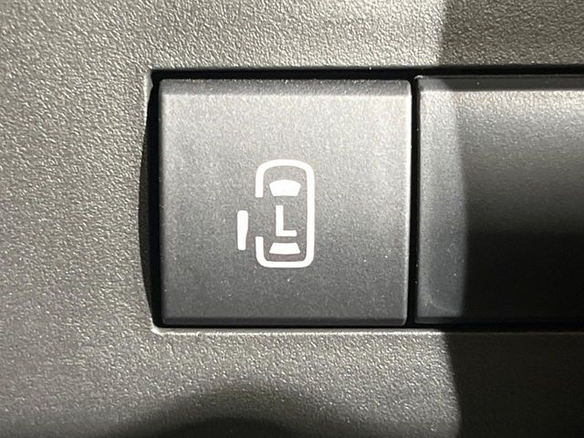 【パワースライドドア】スマートキーや運転席のスイッチでスライドドアの開閉が可能♪電動だから力を入れてドアを開ける必要が無く、小さいお子様でも、重い荷物を持っている時もラクに開け閉めできます♪