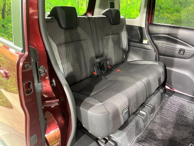 後部座席も気になるようなキズ・汚れやへたり等、大きなダメージはなく、良好な状態です。