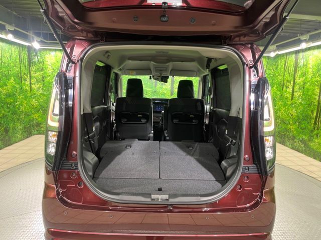 後席を格納すると、これだけの広さが！シーンに合わせたシートアレンジで、大きな荷物も積むことが出来ます♪
