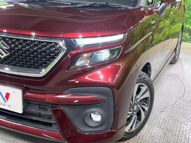 【LEDヘッドライト】悪天候や夜間走行時も良好な視界を確保し安心して運転できる高輝度LEDヘッドライトを装備！点灯速度が早く、消費電力も抑えられています。