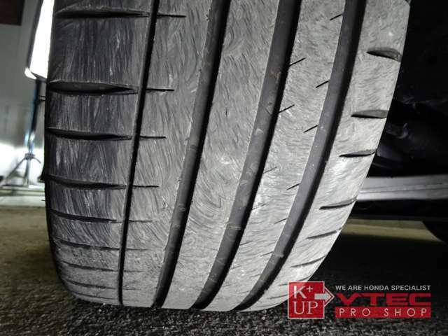タイヤ溝もたっぷり。FL5シビックタイプRの標準タイヤとして採用されたミシュラン・パイロットスポーツ4Sが装着済み（2021年製）。消耗後のタイヤ交換も当店にお任せ下さい。タイヤ価格に自信あり！