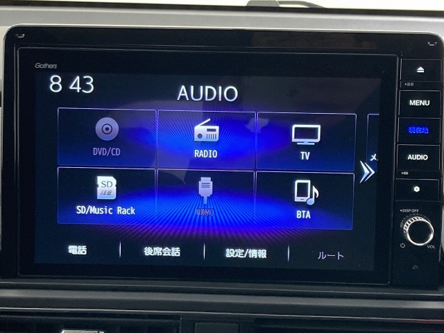 ナビはギャザズ10インチメモリーナビVXU-227DYiを装着。AppleCarPlay、AM、FM、CD、DVD再生、Bluetoothオーディオ、音楽録音再生、フルセグTVがご使用いただけます。