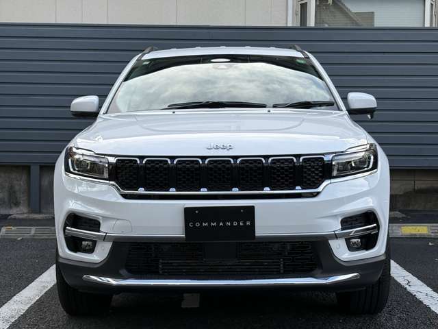 Jeepの象徴7スロットグリルがインパクトあります。