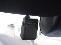 ◆ドライブレコーダー◆映像・音声などを記録する自動車用の装置です。　もしもの事故の際の記録はもちろん、旅行の際の思い出としてドライブの映像を楽しむことができます。