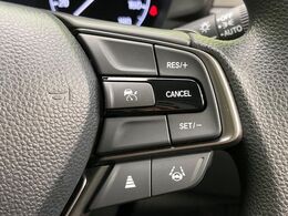 【アダプティブクルーズコントロール】高速道路での長距離走行が楽に！！自動で速度を保つクルーズコントロールが、衝突軽減システムと連携し、前方の車両を感知して車間を保つように速度調節してくれます！！