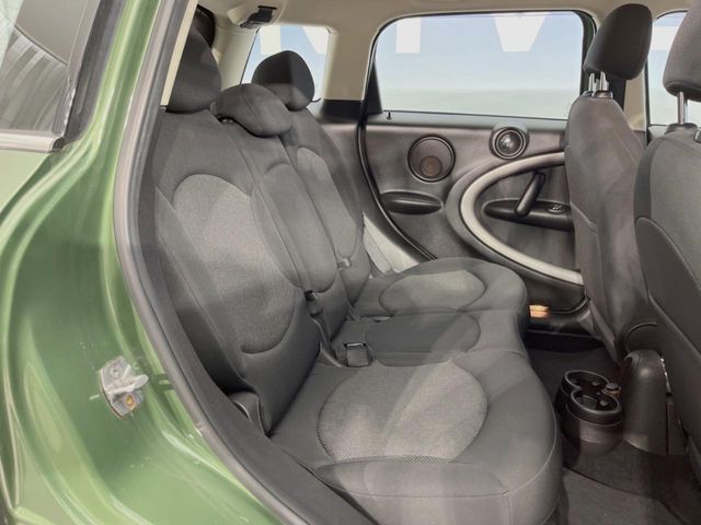 ●後部座席も気になるようなキズ・汚れやへたり等、大きなダメージはなく、良好な状態です。