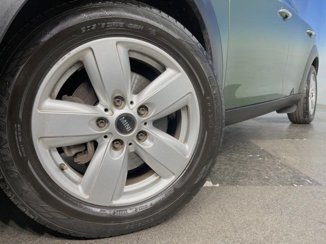 ●純正16インチアルミホイール：輸入車ならではの卓越した走りを支えるホイールと足回りです！日本車の走りに慣れている方にもぜひ体感して頂きたいほど、高いレベルでまとまっています！